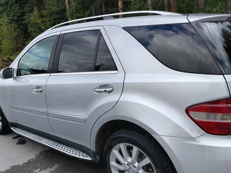 2005 Mercedes-Benz M-Класс 500 II (W164), серебристый, 1300000 рублей, вид 5