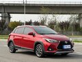 2022 Toyota Yaris IV, красный, 1165000 рублей - вид 2