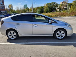 2012 Toyota Prius III Рестайлинг (XW30), серебристый, 1050000 рублей, вид 3