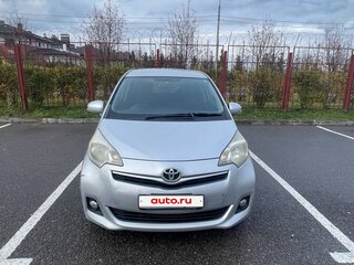 2011 Toyota Ractis II, серебристый, 700000 рублей, вид 1