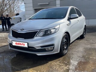 2017 Kia Rio III Рестайлинг, серебристый, 850000 рублей, вид 1
