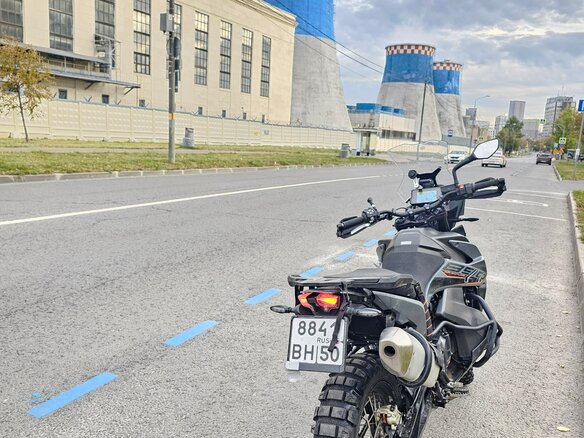 2022 KTM 890 Adventure, серый, 900000 рублей - вид 4