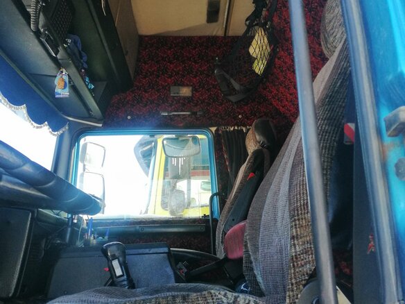 1992 Volvo F-Series, синий, 700000 рублей - вид 13