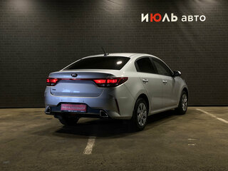 2021 Kia Rio IV Рестайлинг, серебристый, 1529000 рублей, вид 5