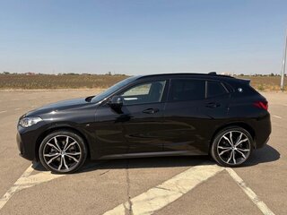 2022 BMW X2 xDrive20i I (F39), чёрный, 3000000 рублей, вид 3