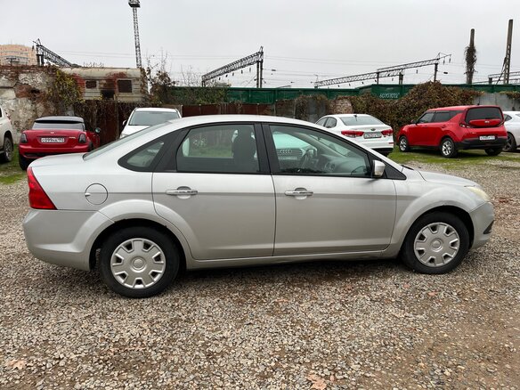 2010 Ford Focus II Рестайлинг, серебристый, 400000 рублей - вид 1