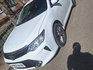 2015 Toyota Camry VII (XV50) Рестайлинг, белый, 2000000 рублей, вид 4