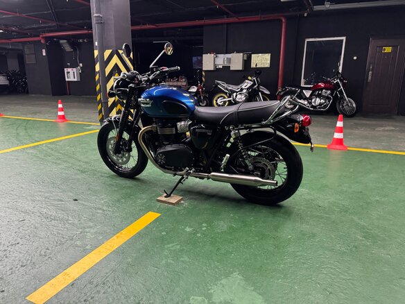 2023 Triumph Bonneville T100, синий, 1075000 рублей - вид 5