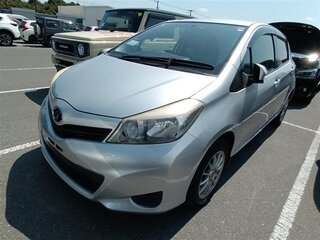 2012 Toyota Vitz III (XP130), серебристый, 590000 рублей, вид 1