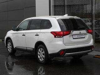 2017 Mitsubishi Outlander III Рестайлинг 2, белый, 1449000 рублей, вид 3
