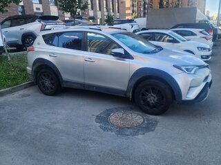2017 Toyota RAV4 IV (XA40) Рестайлинг, серебристый, 2000000 рублей, вид 2