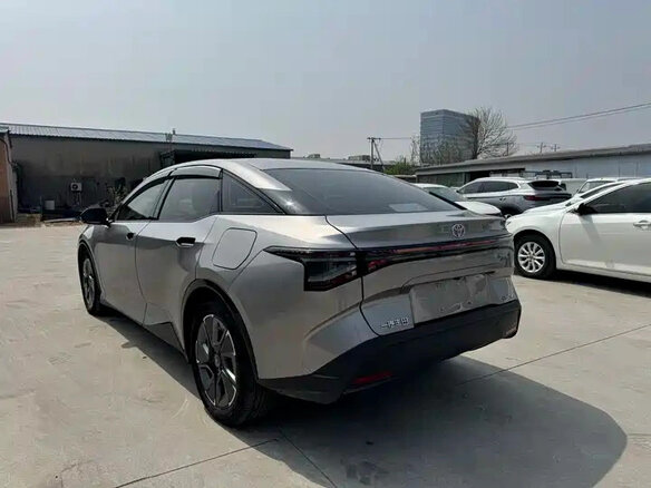 2026 Toyota bZ3, серый - вид 5