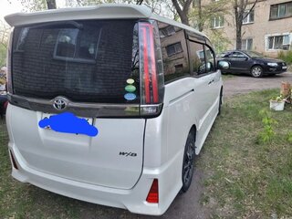 2018 Toyota Noah III (R80) Рестайлинг, белый, 2950000 рублей, вид 2