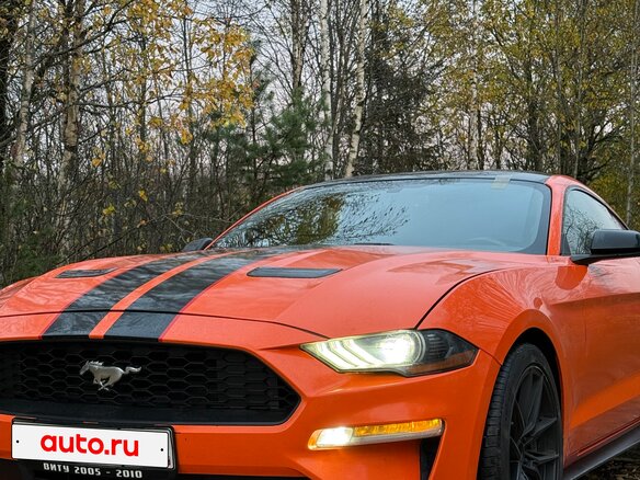 2019 Ford Mustang VI Рестайлинг, оранжевый, 2650000 рублей - вид 2
