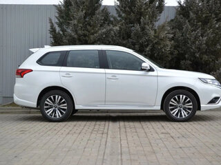 2022 Mitsubishi Outlander III Рестайлинг 3, белый, 2135000 рублей, вид 4