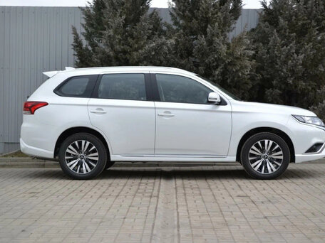 2022 Mitsubishi Outlander III Рестайлинг 3, белый, 2135000 рублей, вид 4