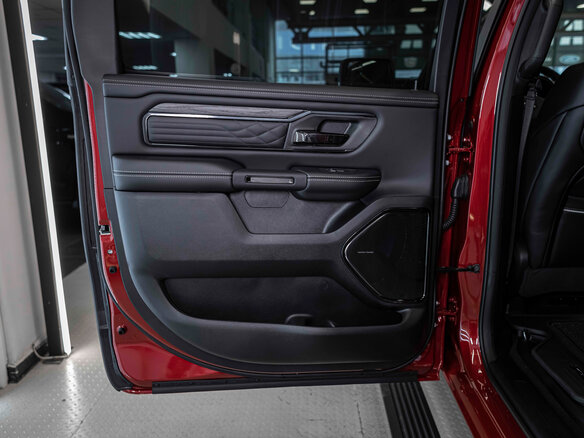 2026 Ram 1500 Crew Cab V Рестайлинг, красный - вид 17