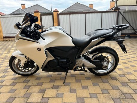 2010 Honda VFR 1200, белый, 720000 рублей, вид 4