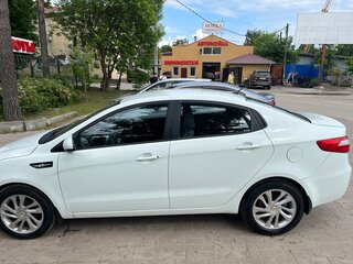 2013 Kia Rio III, белый, 690000 рублей, вид 4