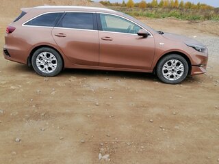 2021 Kia Ceed III Рестайлинг, коричневый, 2100000 рублей, вид 4