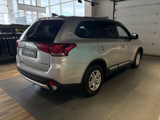 2017 Mitsubishi Outlander III Рестайлинг 2, серебристый, 1440000 рублей, вид 3