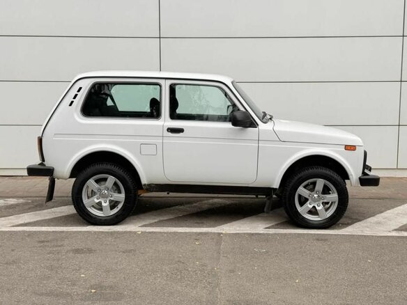 2018 Lada (ВАЗ) 2121 (4x4) I Рестайлинг, белый, 620000 рублей - вид 3