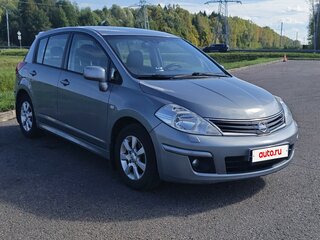 2013 Nissan Tiida I Рестайлинг, серый, 850000 рублей, вид 1