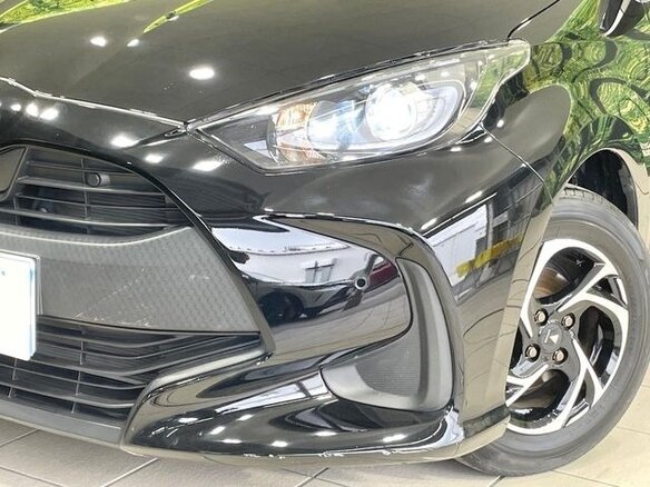 2023 Toyota Yaris IV, чёрный, 940300 рублей - вид 1