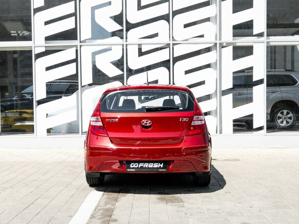 2011 Hyundai i30 I Рестайлинг, красный - вид 3
