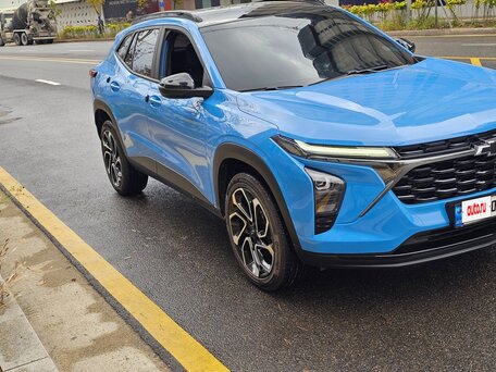 2023 Chevrolet Trax II, голубой, 1670000 рублей, вид 3