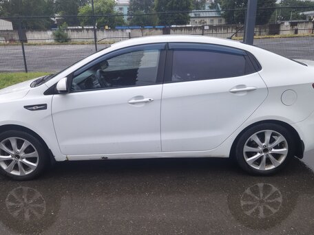 2013 Kia Rio 4-speed III, белый, 670000 рублей, вид 4