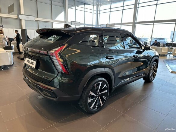 2025 Geely Atlas II, зелёный, 3449990 рублей - вид 2