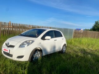 2009 Toyota Yaris II Рестайлинг, белый, 500000 рублей, вид 2