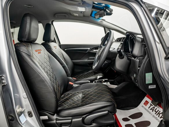 2018 Honda Fit III Рестайлинг, серебристый, 1075000 рублей - вид 3