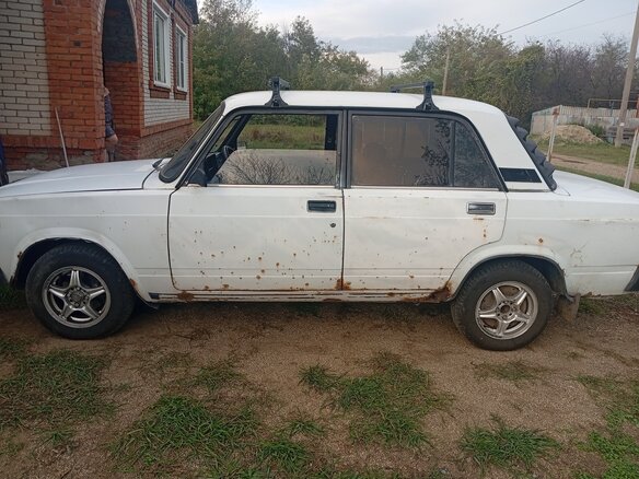 2003 Lada (ВАЗ) 2107, белый, 85000 рублей - вид 3