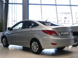 2013 Hyundai Solaris I, серебристый, 579000 рублей, вид 4