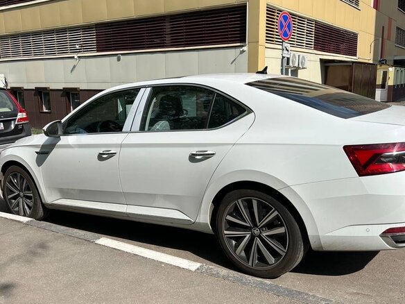 2025 Skoda Superb III Рестайлинг, белый, 3000000 рублей - вид 3