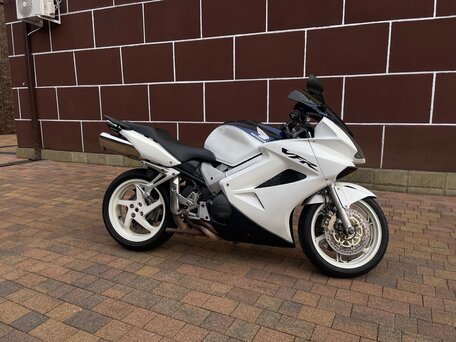 2005 Honda VFR 800, белый, 580000 рублей, вид 1