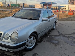 1998 Mercedes-Benz E-Класс 200 II (W210, S210), серебристый, 400000 рублей, вид 1