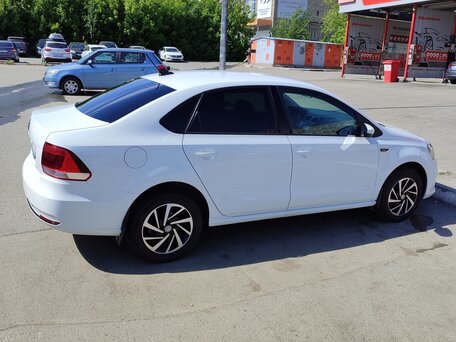 2018 Volkswagen Polo V Рестайлинг, белый, 630000 рублей, вид 4