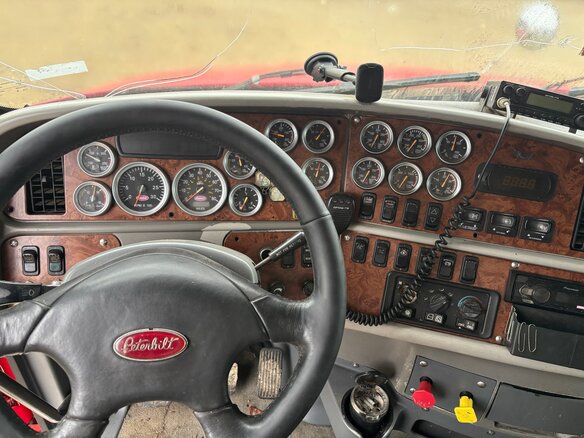 2004 Peterbilt 387, красный, 1700000 рублей - вид 7