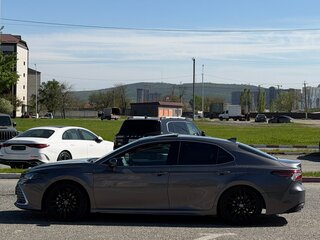 2021 Toyota Camry VIII (XV70) Рестайлинг, серый, 3045000 рублей, вид 5