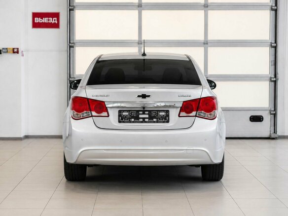 2014 Chevrolet Cruze I Рестайлинг, серебристый, 700000 рублей - вид 4