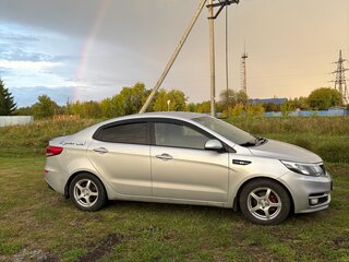 2015 Kia Rio III, серебристый, 900000 рублей, вид 4