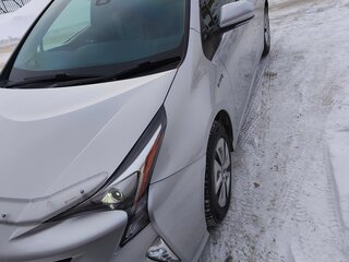 2017 Toyota Prius IV (XW50), серебристый, 2000000 рублей, вид 2