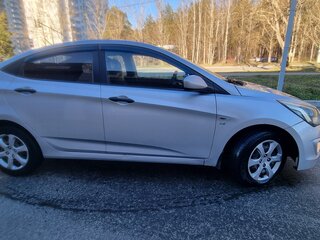 2015 Hyundai Solaris I Рестайлинг, серебристый, 525000 рублей, вид 4