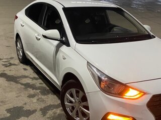 2018 Hyundai Solaris II, белый, 930000 рублей, вид 2