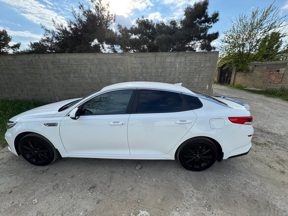 2019 Kia Optima IV Рестайлинг, белый, 1400000 рублей - вид 3