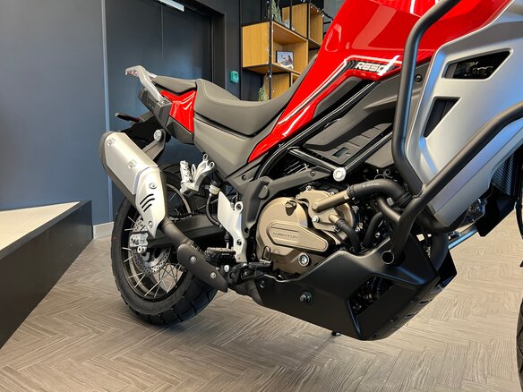 2026 QJMotor SVT 650 X, красный, 729000 рублей - вид 14