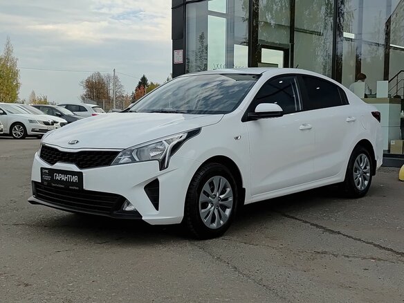 2021 Kia Rio IV Рестайлинг, белый, 1930000 рублей